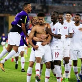 Los jugadores de Catar celebran el tercer y definitivo gol contra Japón