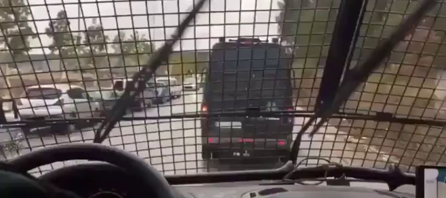 Suspenden de funciones a un guardia civil por el polémico vídeo del traslado de los presos del 'procés' Suspenden de funciones a un guardia civil por el polémico vídeo del traslado de los presos del 'procés'