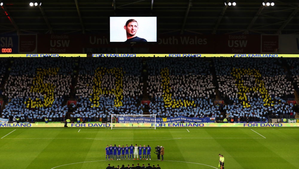 Homenaje a Emiliano Sala en el campo del Cardiff City