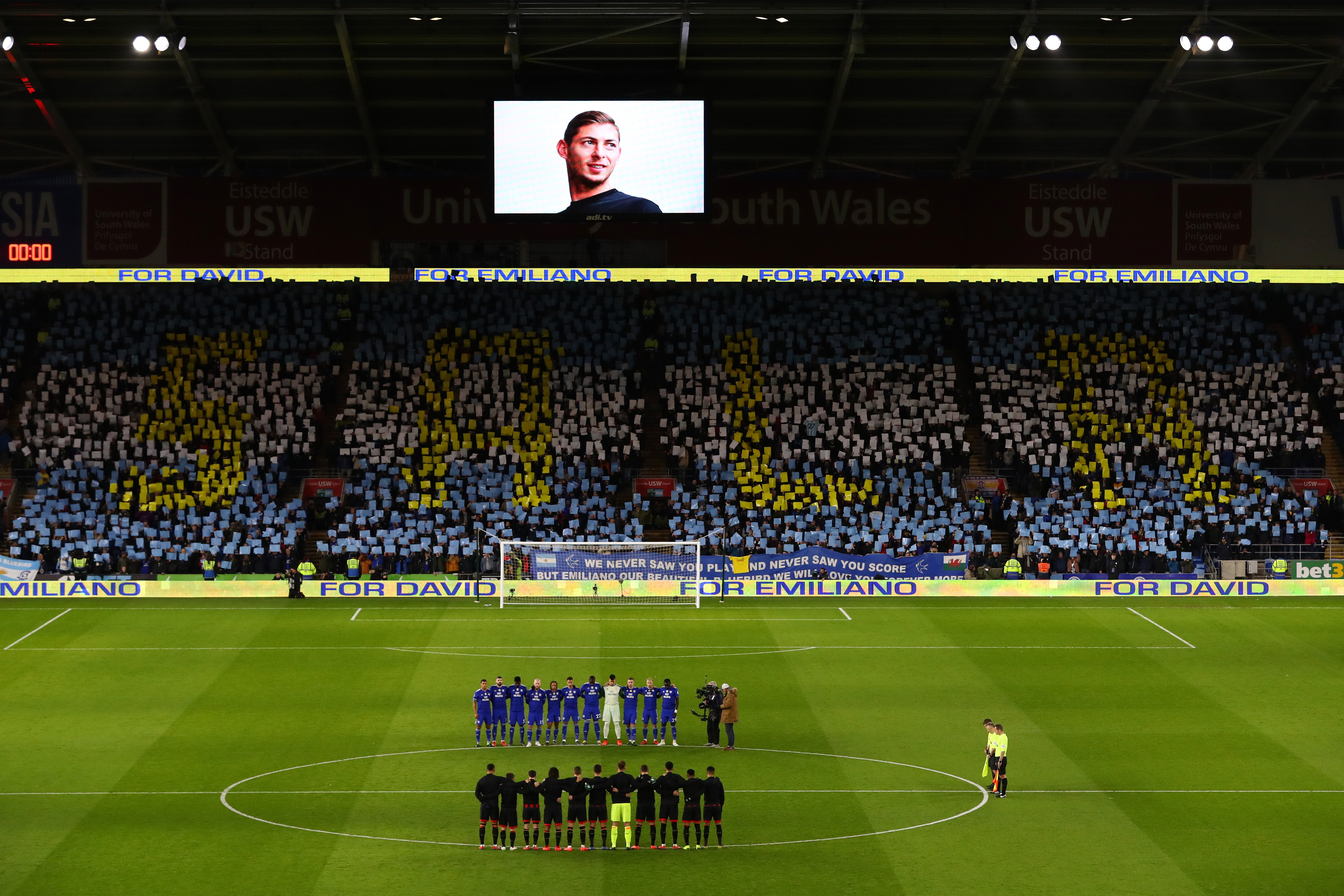 Emotivo homenaje del Cardiff a Emiliano Sala: mosaico y cánticos en la grada Emotivo homenaje del Cardiff a Emiliano Sala: mosaico y cánticos en la grada