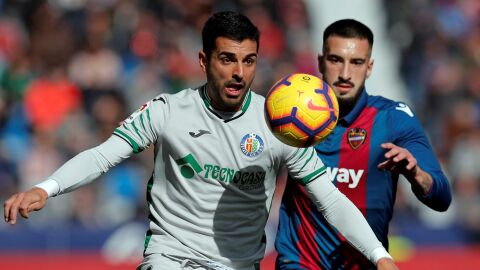 El defensa argentino del Levante Erik Cabaco y el delantero del Getafe &Aacute;ngel Rodr&iacute;guez, 