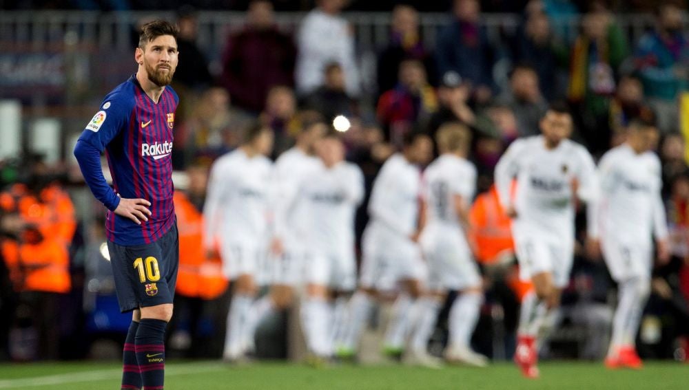 Leo Messi, brazos en jarra tras un gol del Valencia
