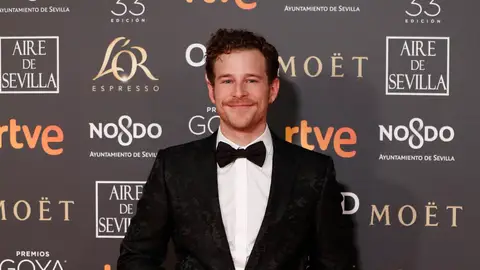 Álvaro Cervantes, muy elegante Alfombra roja Premios Goya 2019