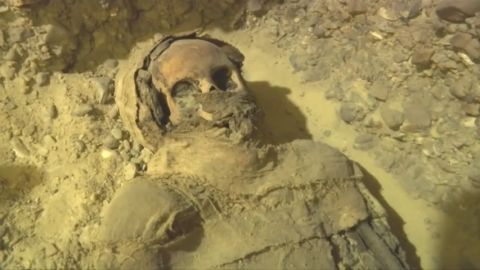 Descubren decenas de momias en una necr&oacute;polis enterrada a nueve metros de profundidad