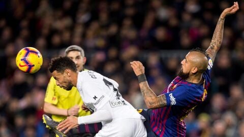 Francis Coquelin disputa un bal&oacute;n con Arturo Vidal