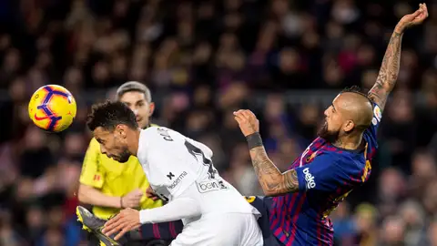 Francis Coquelin disputa un balón con Arturo Vidal Francis Coquelin disputa un balón con Arturo Vidal