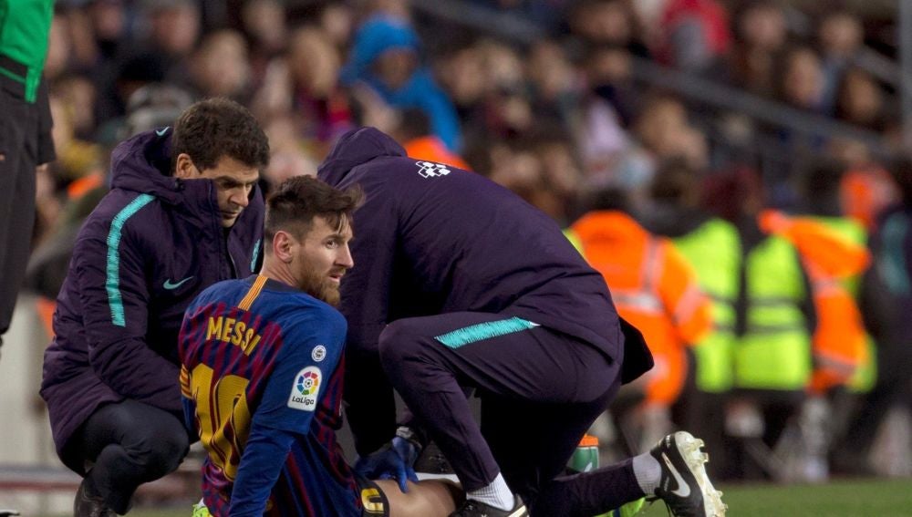 Leo Messi es atendido en la banda del Camp Nou