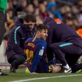 Leo Messi es atendido en la banda del Camp Nou