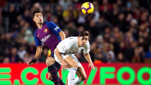 Luis Su&aacute;rez con Gabriel Paulista. 