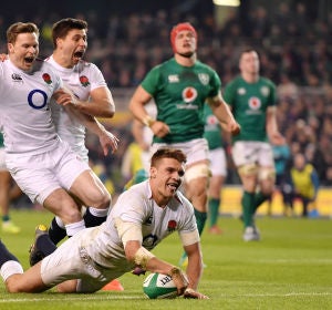 Los jugadores ingleses celebran un ensayo ante Irlanda en el Aviva Stadium Los jugadores ingleses celebran un ensayo ante Irlanda en el Aviva Stadium