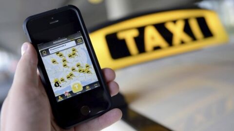 El Govern pretend&iacute;a regular las apps de reservas como Mytaxi. / EFE_643x397