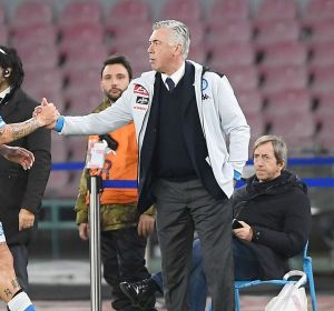 Marek Hamsik saluda a Carlo Ancelotti. Marek Hamsik saluda a Carlo Ancelotti.