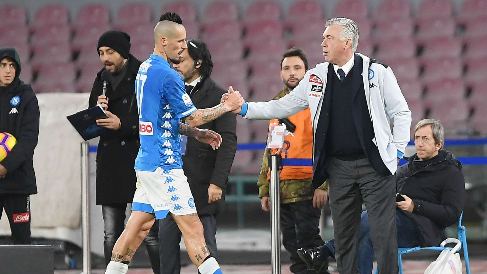 Hamsik deja finalmente el Nápoles de Ancelotti y ficha por el Dalian Yifang chino Hamsik deja finalmente el Nápoles de Ancelotti y ficha por el Dalian Yifang chino