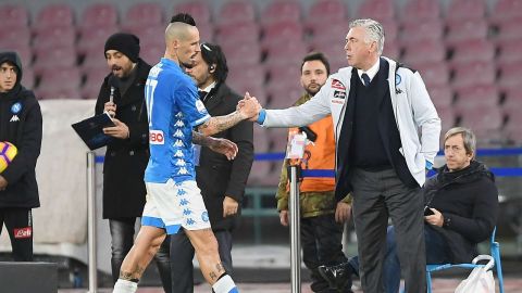 Marek Hamsik saluda a Carlo Ancelotti. 