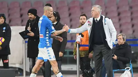 Marek Hamsik saluda a Carlo Ancelotti. Marek Hamsik saluda a Carlo Ancelotti.