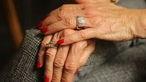 Manos de anciana, imágen de archivo Manos de anciana, imágen de archivo