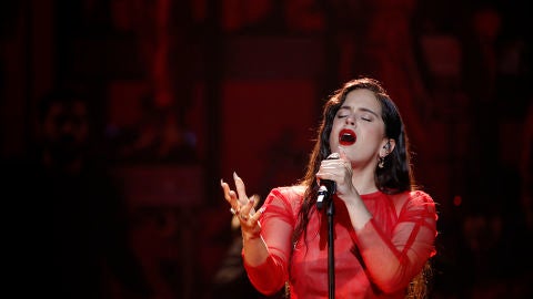 Rosal&iacute;a en su actuaci&oacute;n musical en los Goya 2019