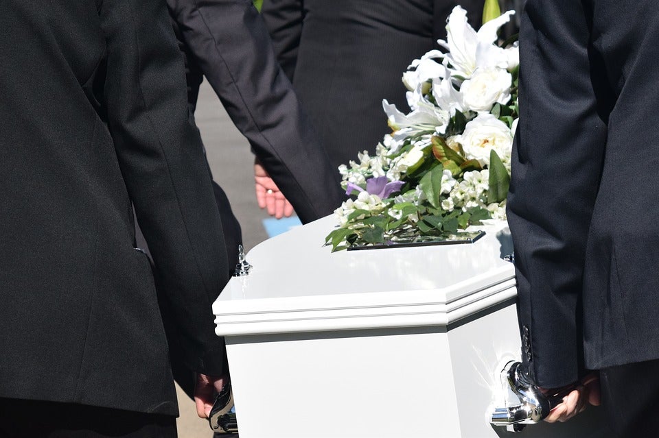 Una niña de 12 años 'revive' por una hora mientras que preparaban su cuerpo para el funeral Una niña de 12 años 'revive' por una hora mientras que preparaban su cuerpo para el funeral