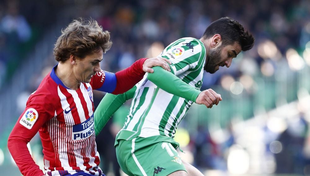 Griezmann y Barragán pelean por un balón en el Villamarín