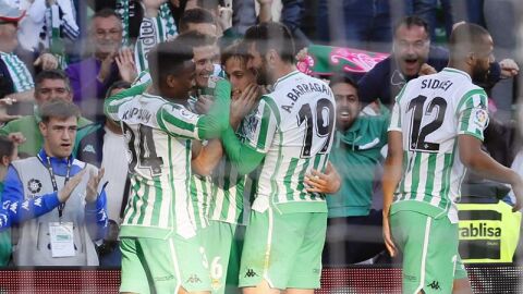 Los jugadores del Betis celebran el gol de Canales. 