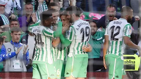 Los jugadores del Betis celebran el gol de Canales. Los jugadores del Betis celebran el gol de Canales.