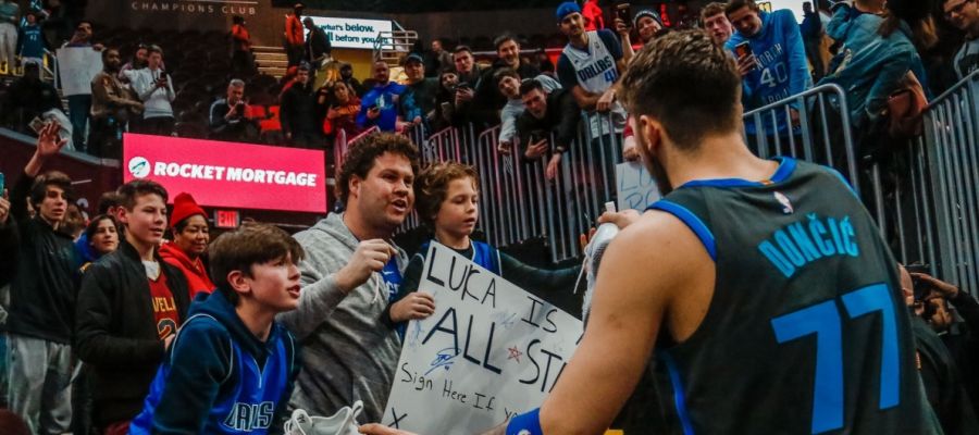 Luka Doncic atiende a los aficionados antes de retirarse a los vestuarios Luka Doncic atiende a los aficionados antes de retirarse a los vestuarios