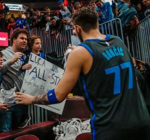 Luka Doncic atiende a los aficionados antes de retirarse a los vestuarios Luka Doncic atiende a los aficionados antes de retirarse a los vestuarios