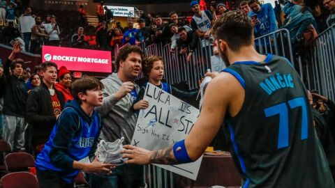 Luka Doncic atiende a los aficionados antes de retirarse a los vestuarios