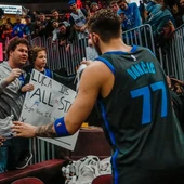 Luka Doncic atiende a los aficionados antes de retirarse a los vestuarios Luka Doncic atiende a los aficionados antes de retirarse a los vestuarios