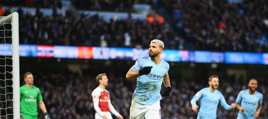 Agüero celebra uno de sus tres goles al Arsenal Agüero celebra uno de sus tres goles al Arsenal