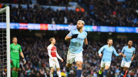 Ag&uuml;ero celebra uno de sus tres goles al Arsenal