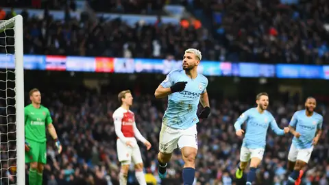 Agüero celebra uno de sus tres goles al Arsenal Agüero celebra uno de sus tres goles al Arsenal