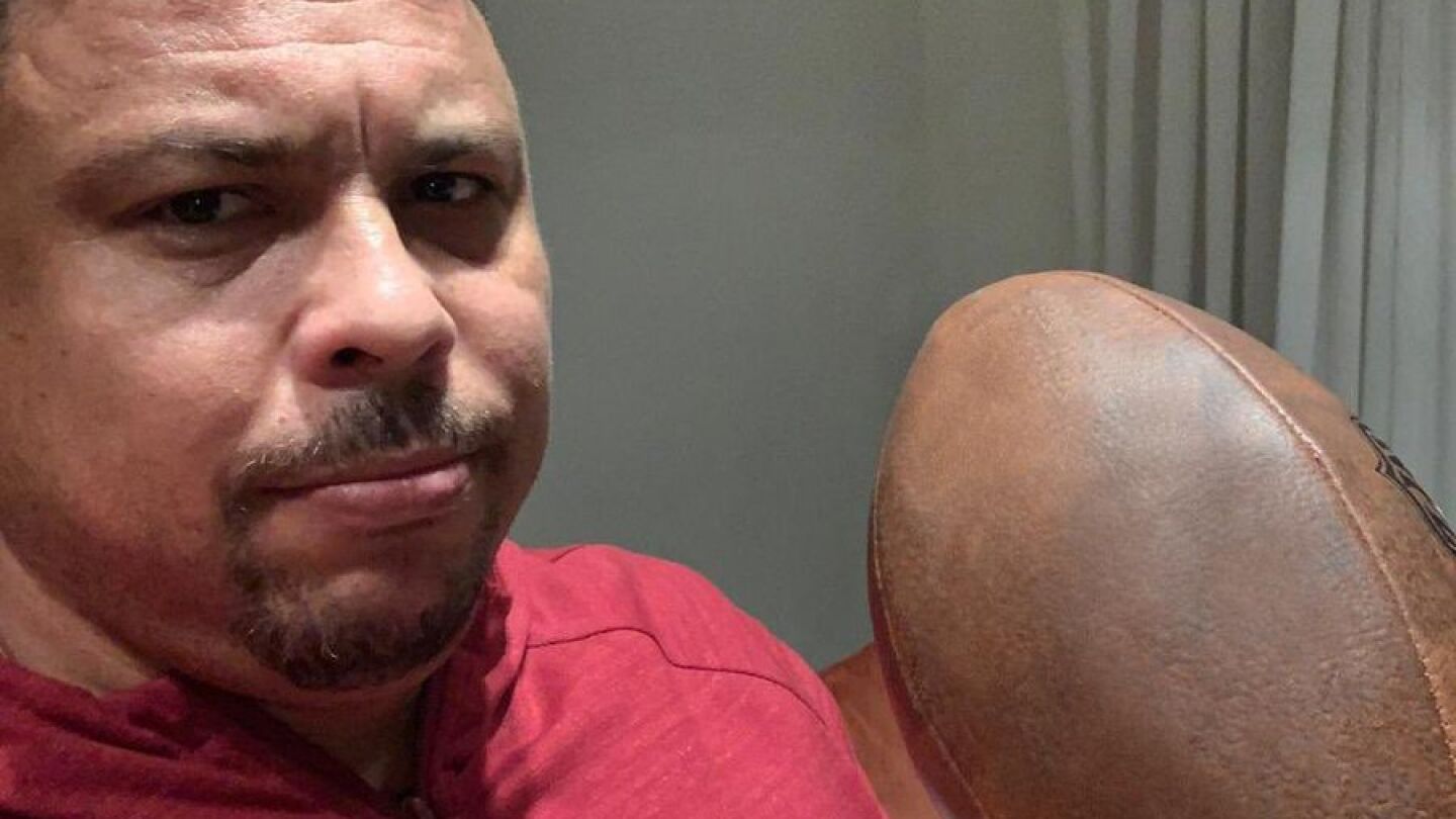 Ronaldo Nazario posa con un bal&oacute;n de f&uacute;tbol americano