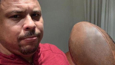 Ronaldo Nazario posa con un bal&oacute;n de f&uacute;tbol americano