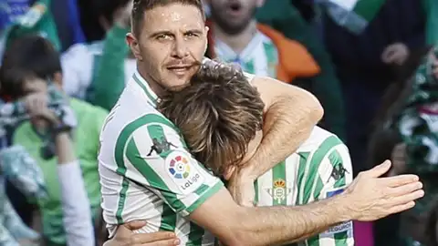 Canales celebra su gol con Joaquín. Canales celebra su gol con Joaquín.