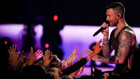 Adam Levine en la actuaci&oacute;n de Maroon 5 en la final de la Super Bowl