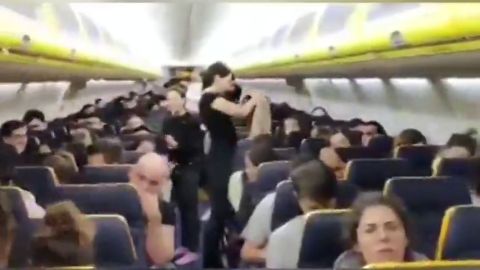 Casi 200 espa&ntilde;oles pasan m&aacute;s de siete horas retenidos en un avi&oacute;n en Praga