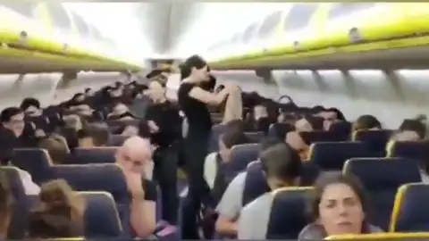 Casi 200 españoles pasan más de siete horas retenidos en un avión en Praga Casi 200 españoles pasan más de siete horas retenidos en un avión en Praga