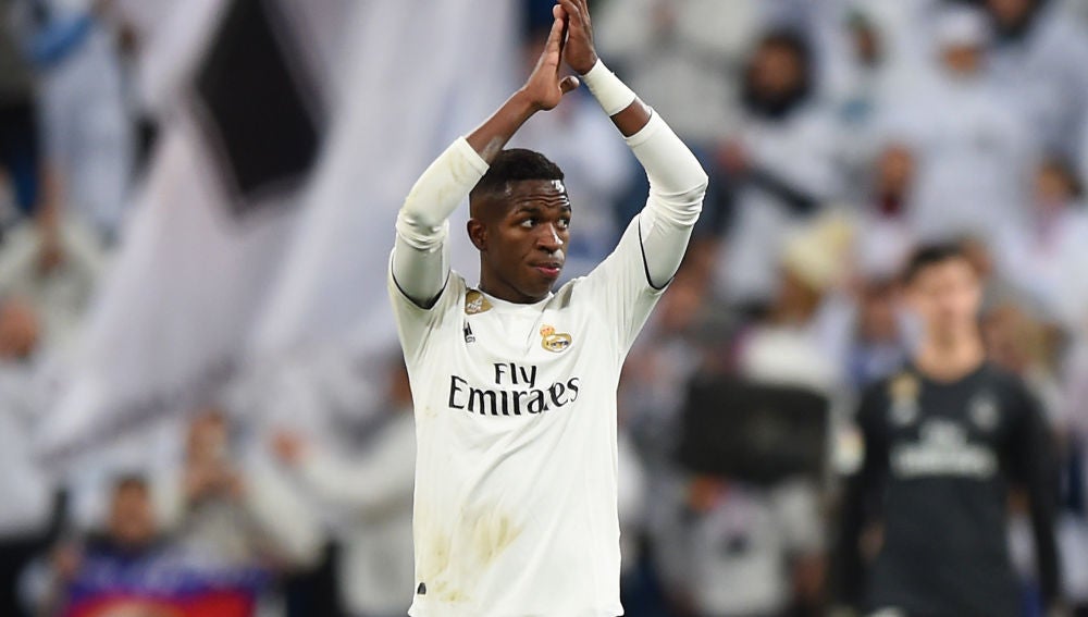 Vinicius aplaude a la afición del Real Madrid