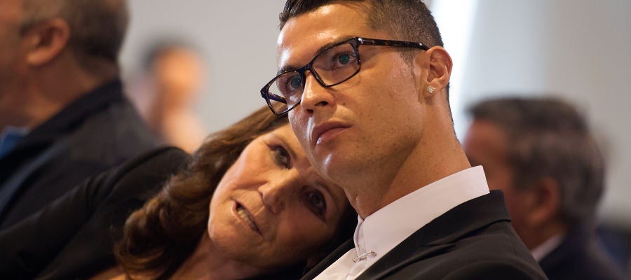 Dolores Aveiro, junto a su hijo, Cristiano Ronaldo Dolores Aveiro, junto a su hijo, Cristiano Ronaldo
