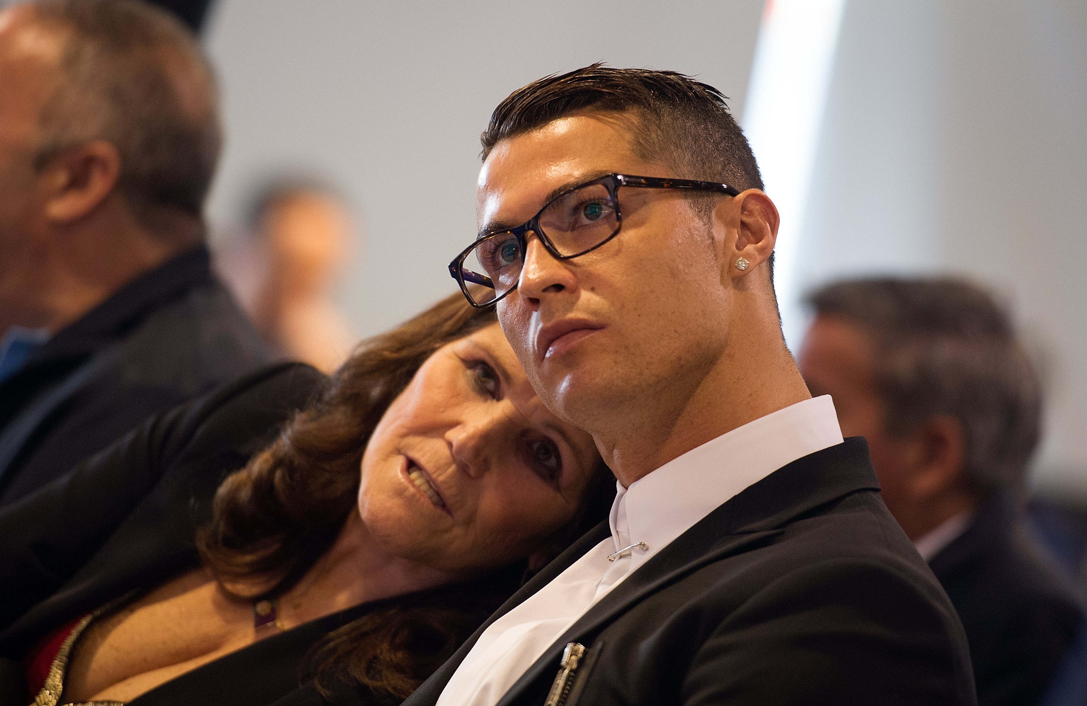 La madre de Cristiano Ronaldo defiende a su hijo ante la denuncia por violación: "Ella no fue hasta el hotel para jugar a las cartas" La madre de Cristiano Ronaldo defiende a su hijo ante la denuncia por violación: "Ella no fue hasta el hotel para jugar a las cartas"