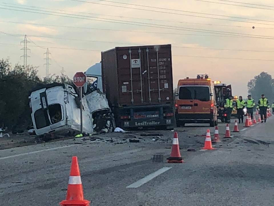 Cinco muertos al chocar un camión y un turismo en Utrera Cinco muertos al chocar un camión y un turismo en Utrera