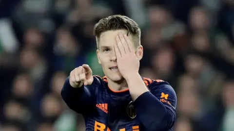 Gameiro celebra su gol contra el Betis Gameiro celebra su gol contra el Betis