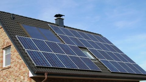 Placas solares en un tejado (Archivo)