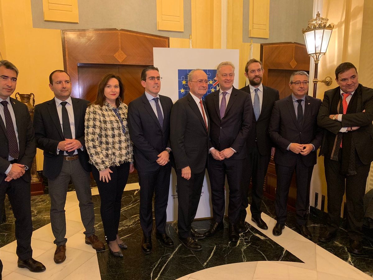 El alcalde, Francisco de la Torre, ofrece la ciudad de Málaga a las empresas del Reino Unido que quieran establecer una delegación continental en ella. El alcalde, Francisco de la Torre, ofrece la ciudad de Málaga a las empresas del Reino Unido que quieran establecer una delegación continental en ella.
