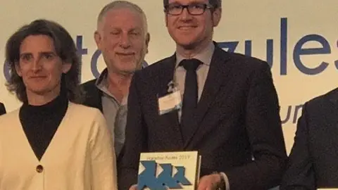 El alcalde recoge el premio Pajaritas azules en Madrid Gorka Urtaran en Álava en la onda