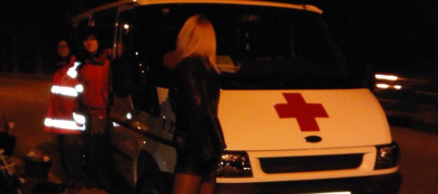 Voluntarios de Cruz Roja atienden a una mujer que ejerce la prostitución en Elche Voluntarios de Cruz Roja atienden a una mujer que ejerce la prostitución en Elche