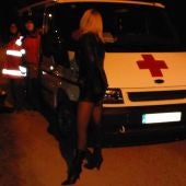 Voluntarios de Cruz Roja atienden a una mujer que ejerce la prostitución en Elche