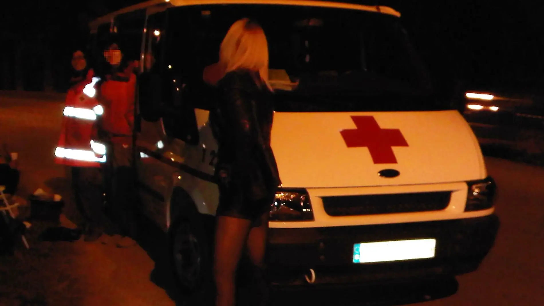 Imagen de archivo de voluntarios de Cruz Roja atendiendo a una mujer que ejerce la prostitución en Elche