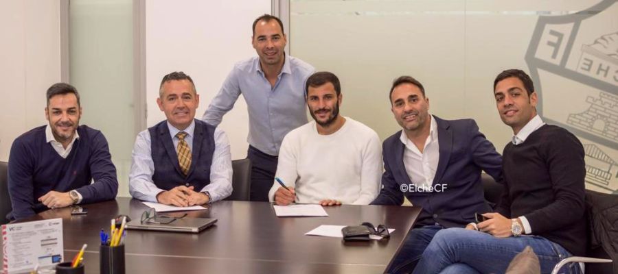 El delantero Yacine Qasmi, acompañado por el director deportivo Jorge Cordero y el presidente Diego García, y sus representantes Ricardo García (i), Curro Montoya y Raúl Sánchez (d), de RG Football. El delantero Yacine Qasmi, acompañado por el director deportivo Jorge Cordero y el presidente Diego García, y sus representantes Ricardo García (i), Curro Montoya y Raúl Sánchez (d), de RG Football.